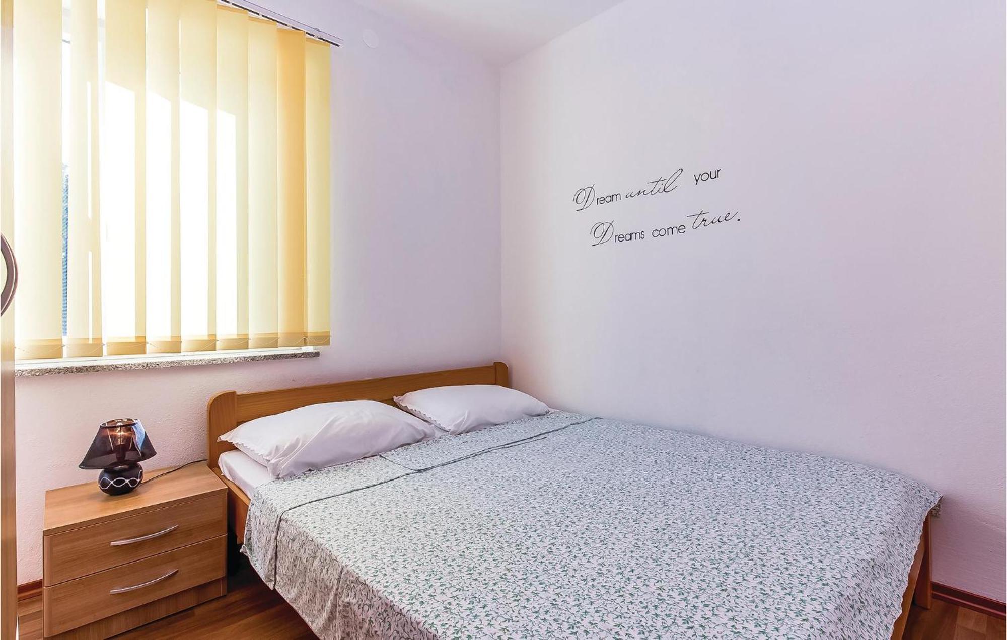 Awesome Apartment In Dobrinj With Wifi Luaran gambar